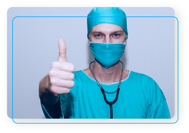 Enfermero sonriente con pulgar arriba
