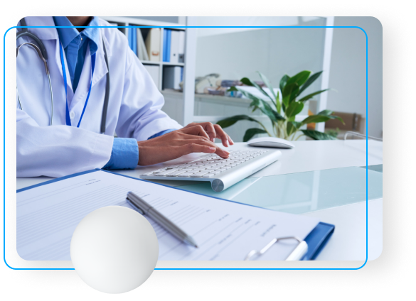 Doctor usando equipo de computo