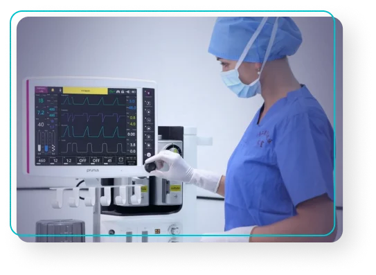 Profesional de la salud usando máquina de anestesia Prunus