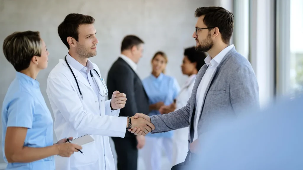 Distribuidor a médicos y hospitales realizando la entrega de consumibles.