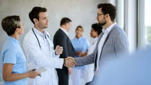 Distribuidor a médicos y hospitales realizando la entrega de consumibles.